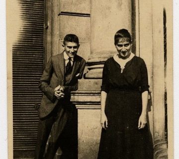 ایوان کلیما معتقد است کافکا نتوانست همزمان هم یک‌ نویسنده صادق و هم یک‌ عاشق صادق باشد، گرچه آرزو داشت هر دو باشد و برای مدتی کوتاه دچار این‌ توهم شد که می‌تواند از عهده هر دو با هم برآید.